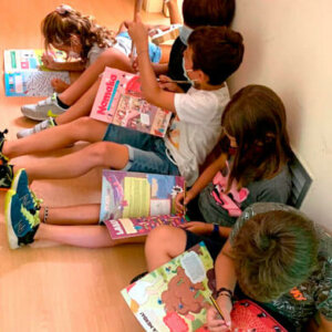 nens interactuant amb revistes Namaka
